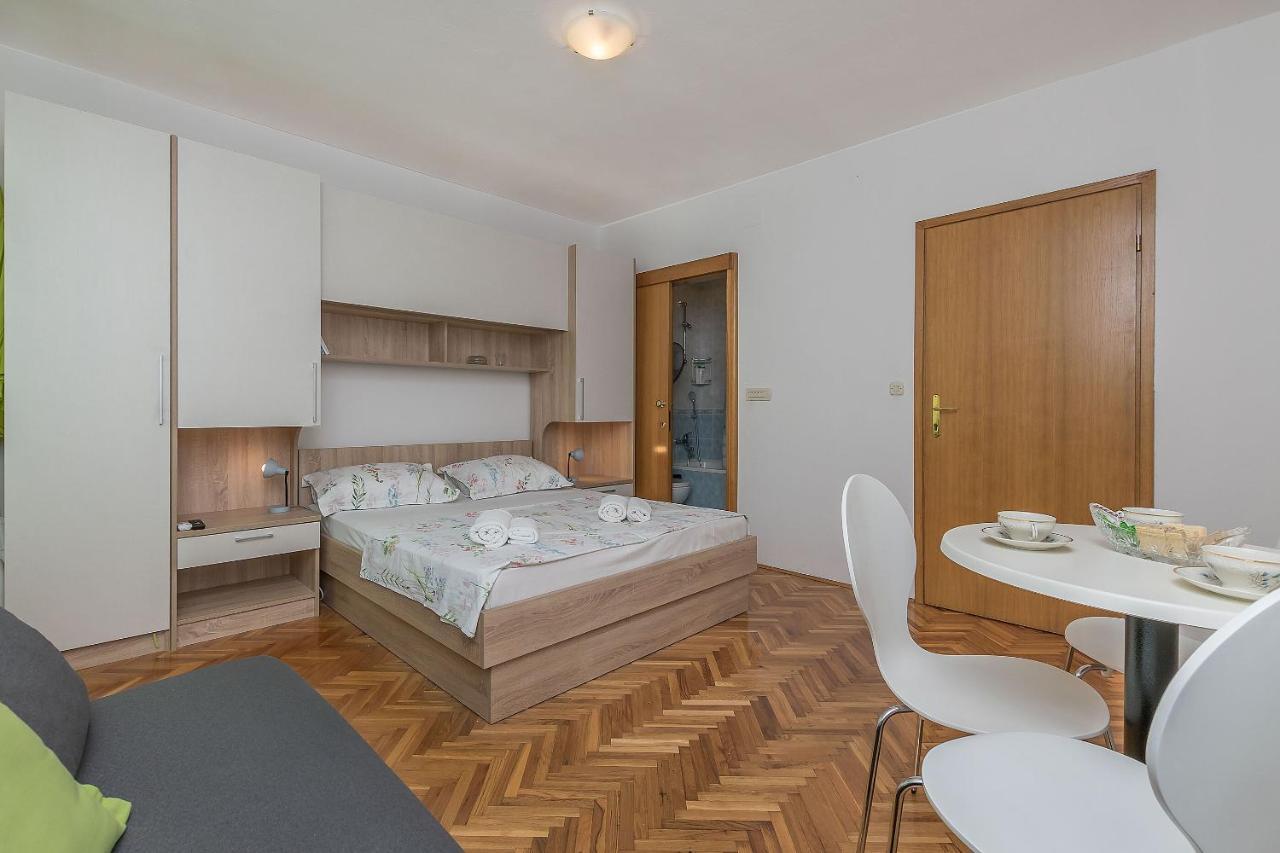 Apartments And Room Nevenka Makarska Dış mekan fotoğraf