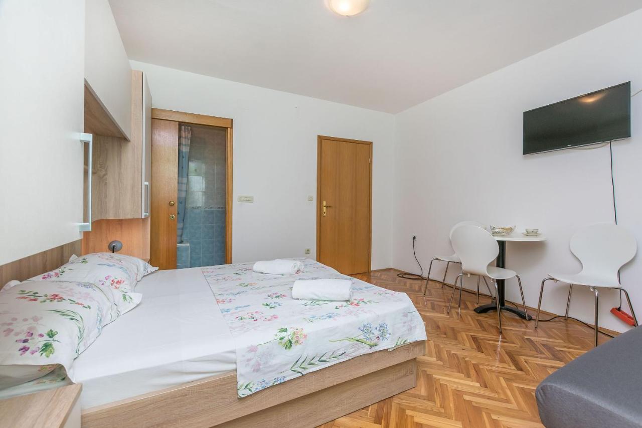 Apartments And Room Nevenka Makarska Dış mekan fotoğraf