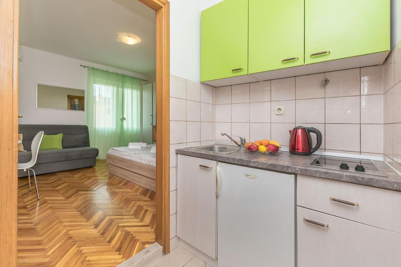 Apartments And Room Nevenka Makarska Oda fotoğraf